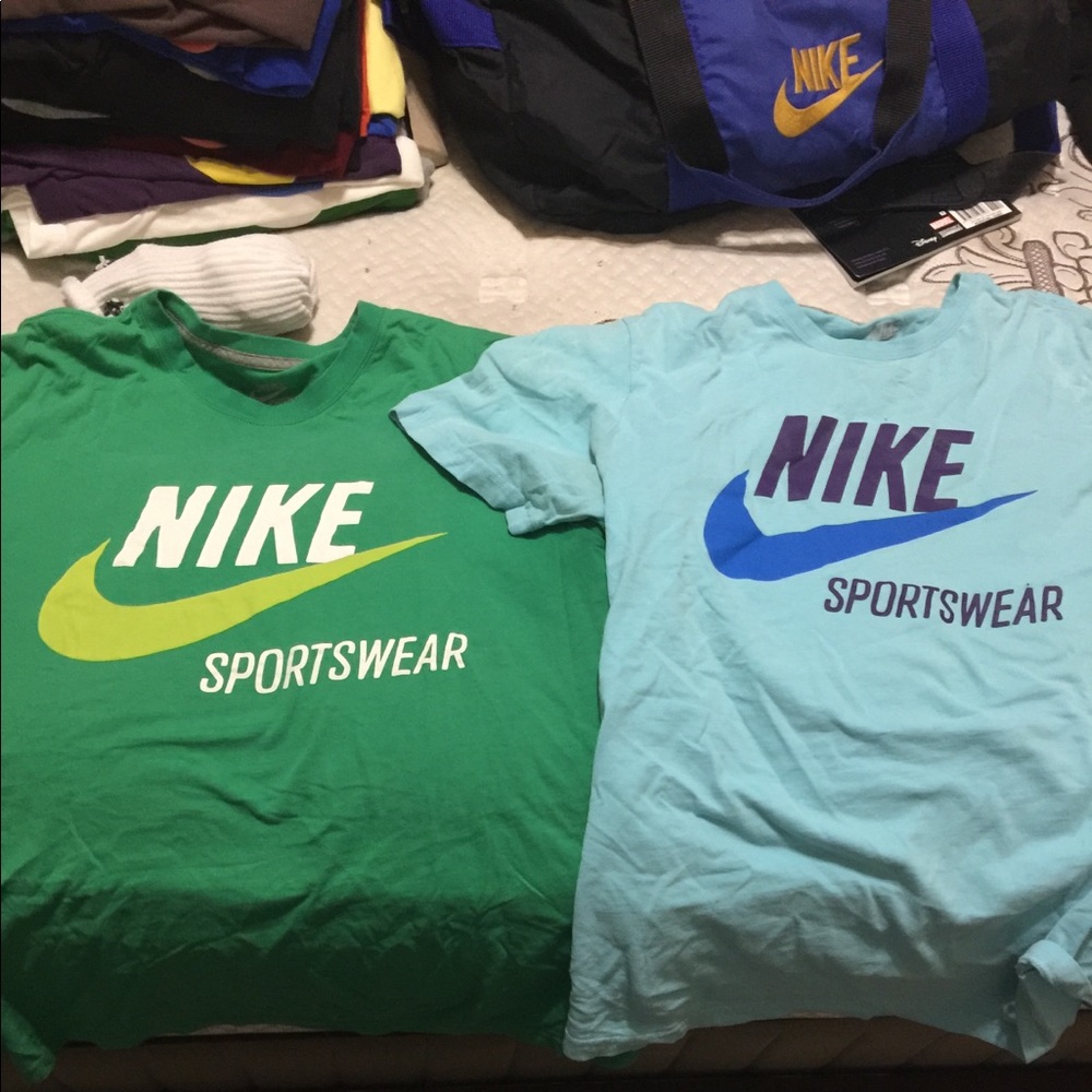 Nike Sportswear T Shirts Size Medium in men’s